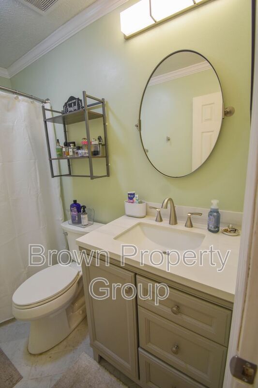 Building Photo - 1651 Greenock Ave