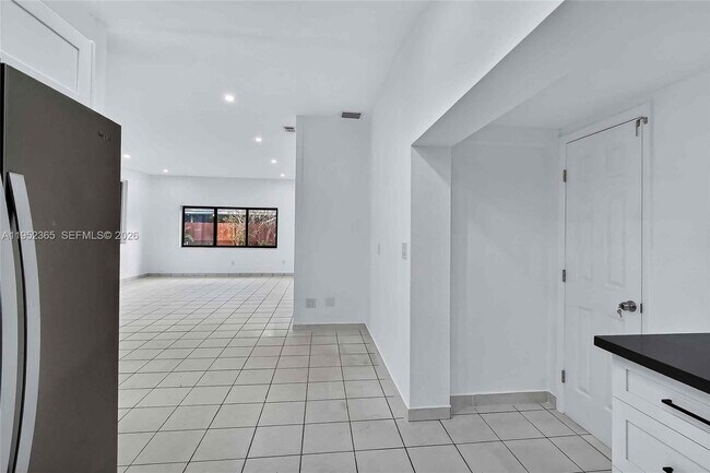 Building Photo - 524 NE 160th Terrace