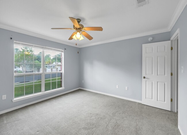 Building Photo - 5897 Saratoga Dr