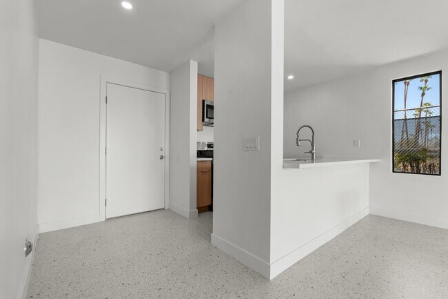 Building Photo - 1400 E Palm Canyon Dr