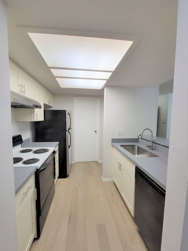 Building Photo - 1BD/1BA Bellevue Condo Across from Microsoft