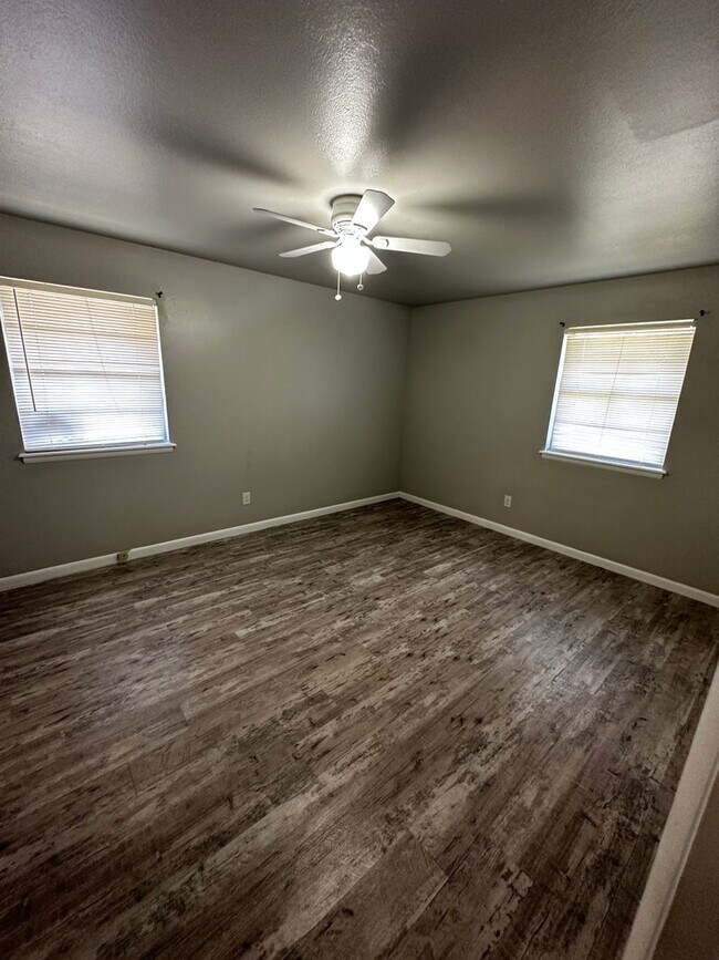 Building Photo - Great 3 bd/1.5 ba Home - Lots of Built-in Storage