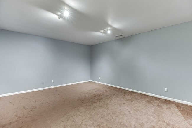 Building Photo - 805 Tulip Poplar Way