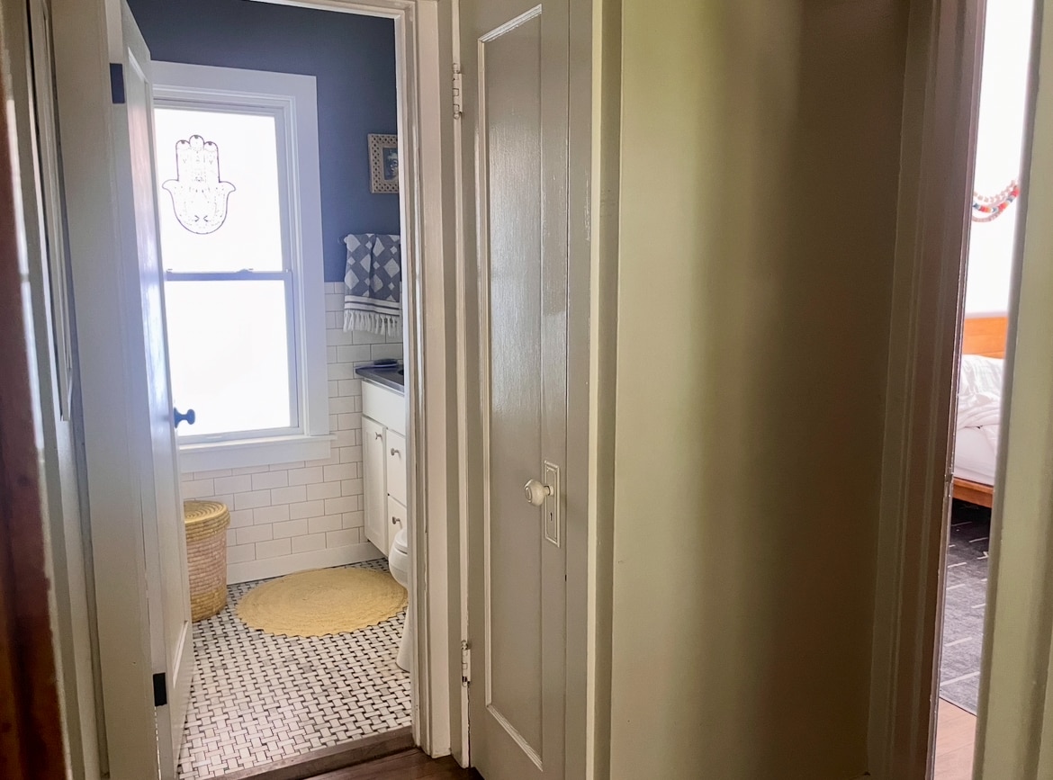 bath room - 3568 N Cramer St