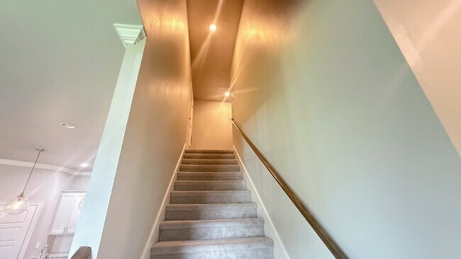 Building Photo - "Charming 3-Bed Townhouse Retreat with 2.5...