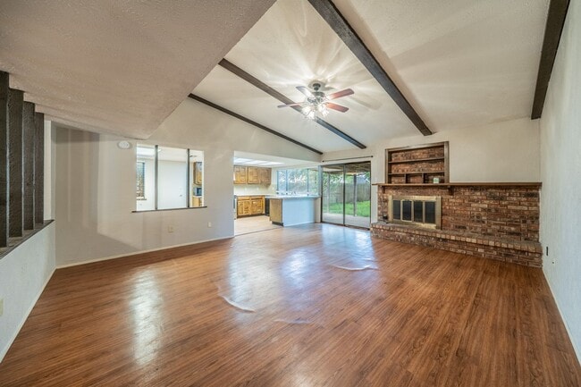 Building Photo - Move-In Ready 3-bed 2-bath!
