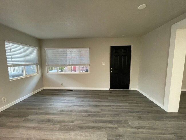 Building Photo - Remodeled 2 bed 1 bath close to Mid Town