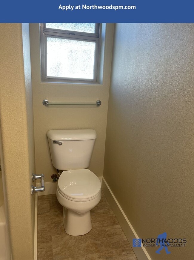 Building Photo - Beautiful 2 Bedroom 2.5 Bath Townhouse in ...
