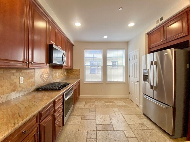 Building Photo - Amazing Townhouse - Warm Springs Fremont!