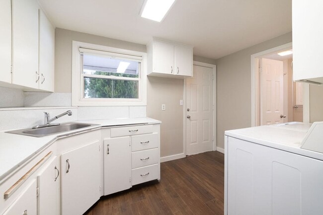 Building Photo - 172-172 NE Juniper St