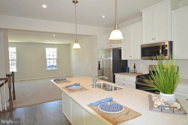 Building Photo - 528 Landing Dr