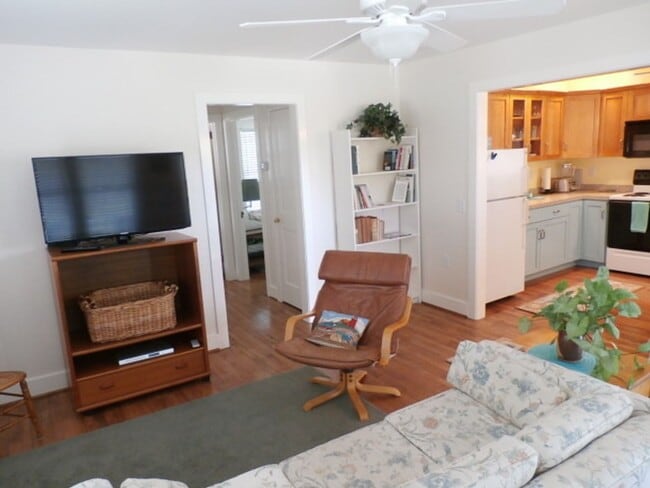 Building Photo - Charming 1 Bedroom Cottage