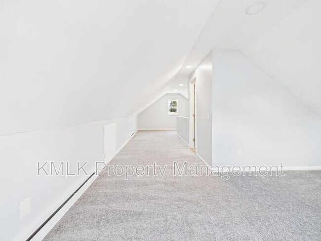 Building Photo - 1078 Lindsay Ave