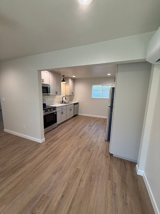 Building Photo - Large Brand New Remodeled 1 Bedroom unit with Washer Dryer Hookups - MUST SEE!!!