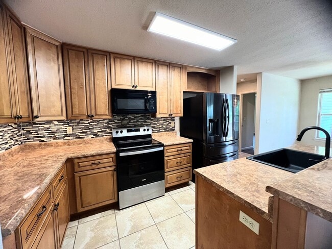 Building Photo - Fenced home close to FLW!