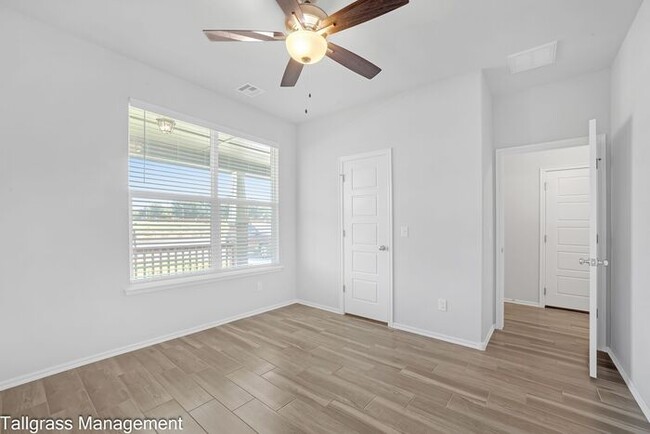 Building Photo - Move In Specials! Elevated Living in Owasso