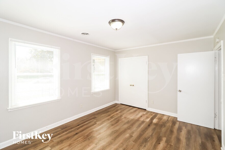 Building Photo - 1094 E Shelby Dr