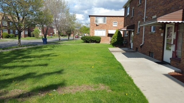 Building Photo - 636 Kenmore Ave