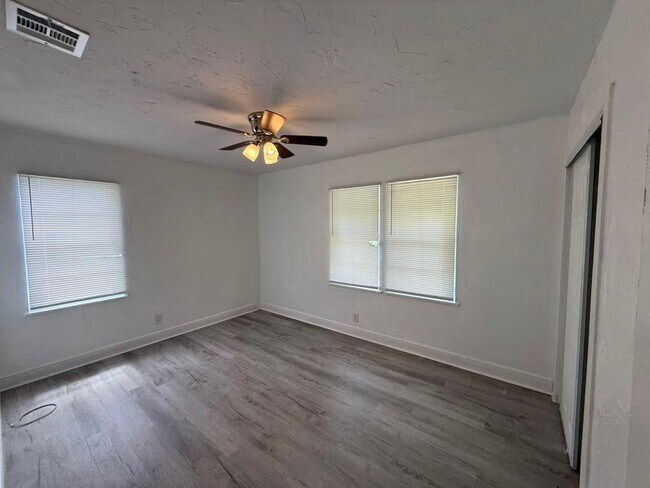 Building Photo - 933 30th Ct