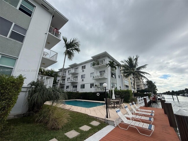 Building Photo - 10250 W Bay Harbor Dr