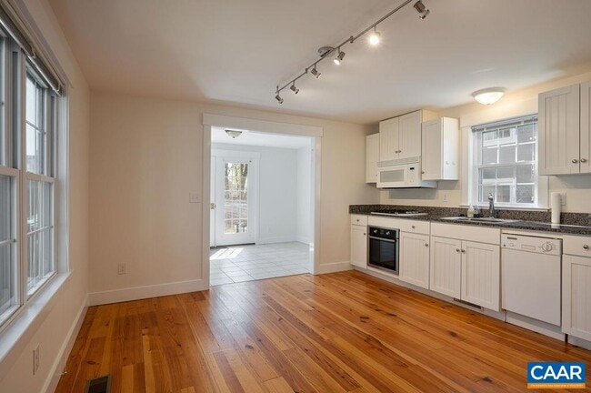 Building Photo - 614 Belmont Ave