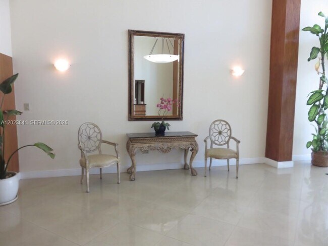 Building Photo - 2457 Collins Ave