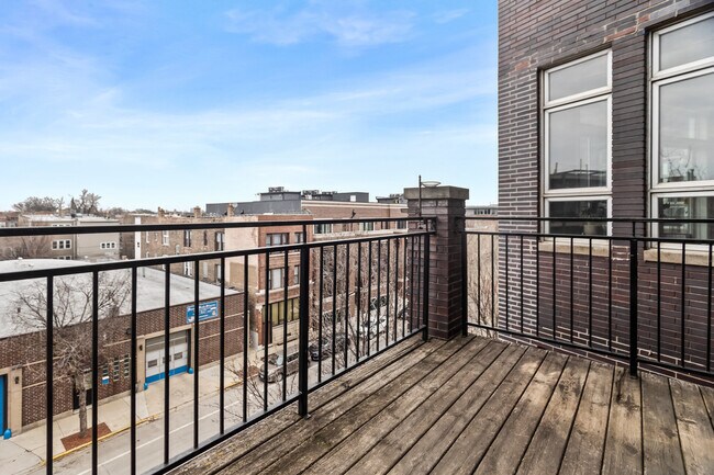 Building Photo - 2625 W Chicago Ave