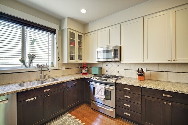 Building Photo - 2bd/2.5ba Seattle Townhome