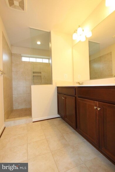 Building Photo - 325 Hersden Ln