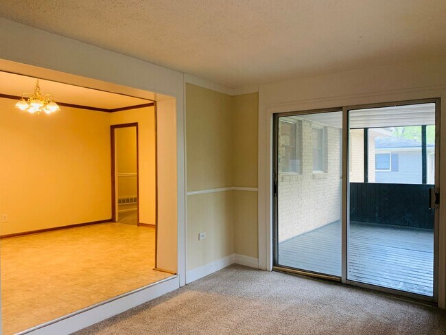 Building Photo - Wow, great location, newly renovated, 4 beds/2 bath, private fenced yard, sun room/office, must see!