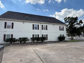 Building Photo - 304 Dell Ct