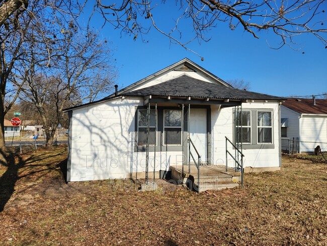 Building Photo - 231 W 4th St