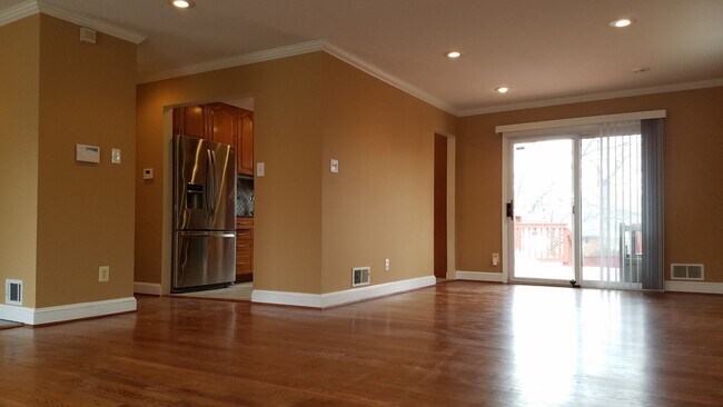 Building Photo - Spacious single family home in established Rockville neighborhood available now!