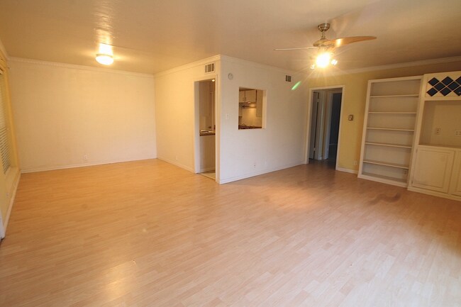 Building Photo - BEAUTIFUL HOME. UTILITIES INCLUDED!!!!