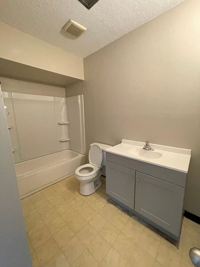 Building Photo - 1 Bed 1 Bath Apartment For Rent in TROY, MO