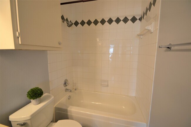 Building Photo - 2626 North Blvd