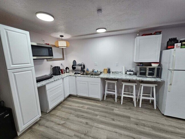 Building Photo - Student Housing: Private Bedroom