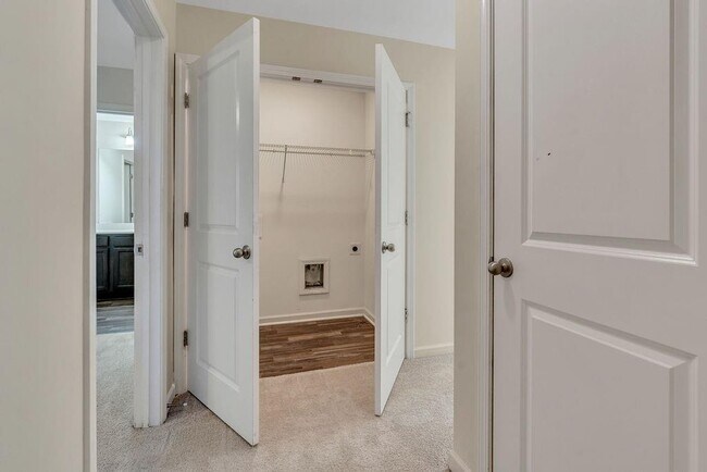 Building Photo - 1938 Millstream Hollow