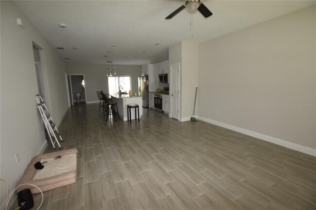 Building Photo - 642 Desmoines Ct