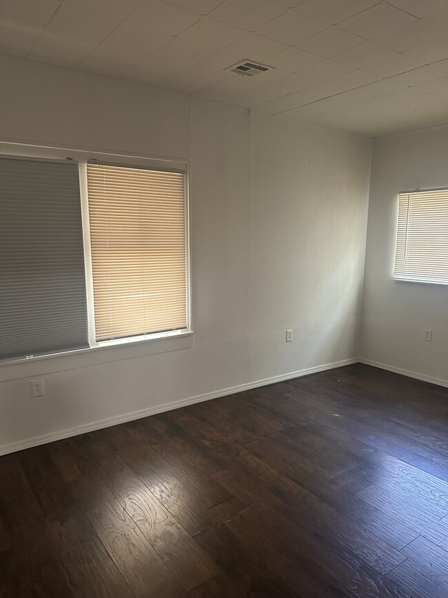 Building Photo - 926 E 7th St