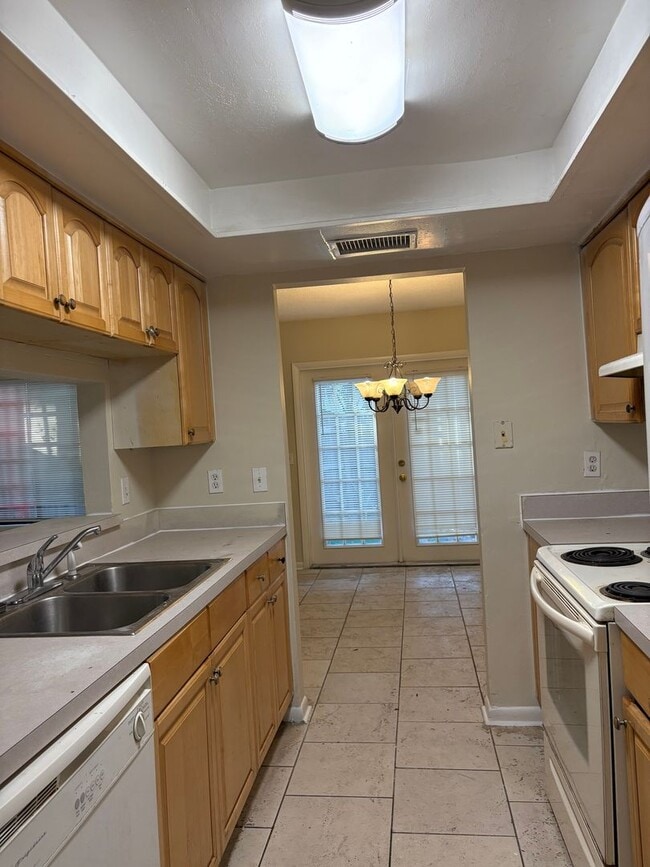 Building Photo - 2bed/ 1.5bath/ 1 car garage townhouse read...