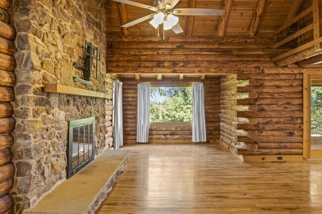 Building Photo - 118 Agape Wy