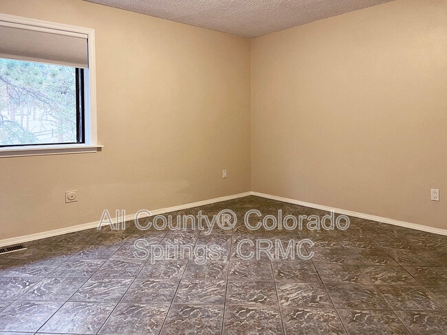 Building Photo - 550 Manor Ct