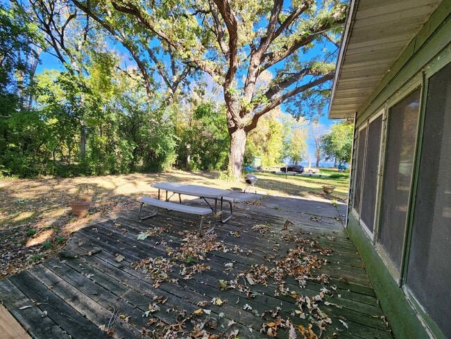 Building Photo - Furnished Cottage - short term through May...