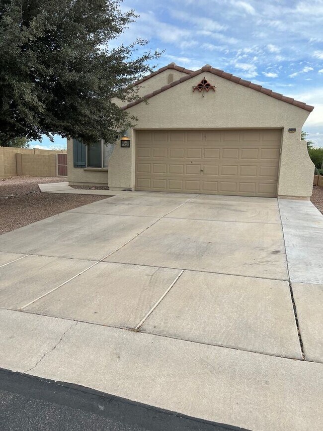 Building Photo - HOUSE FOR RENT