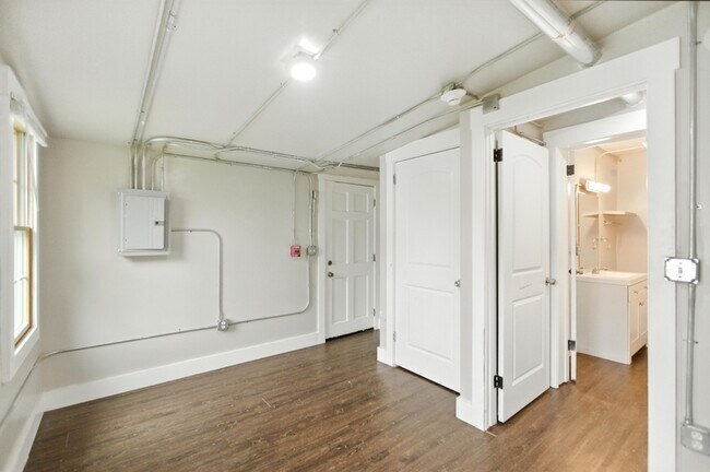 Building Photo - 616 W Maple St