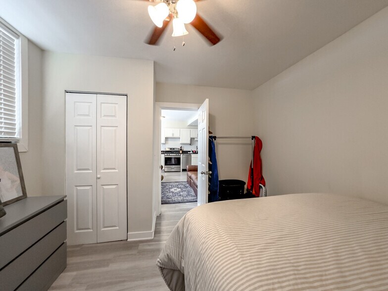 Building Photo - 715 W Roscoe St