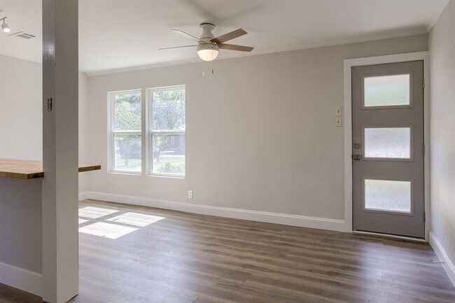 Building Photo - 505 Lbj Dr