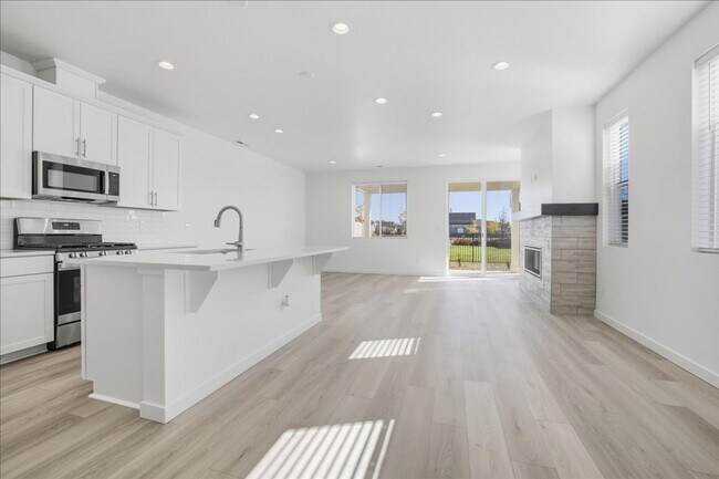 Building Photo - Brand new 3 bed 2.5 bath townhouse