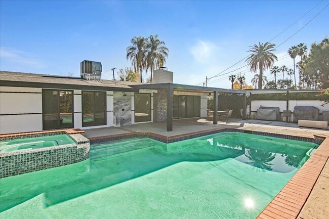 Building Photo - 6513 Corbin Ave